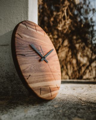 😍 Decentní, jednoduchej, tak by se dal nazvat design těhlech dubovejch hodin 🌳 hodiny, na kterých necháte vyniknout...